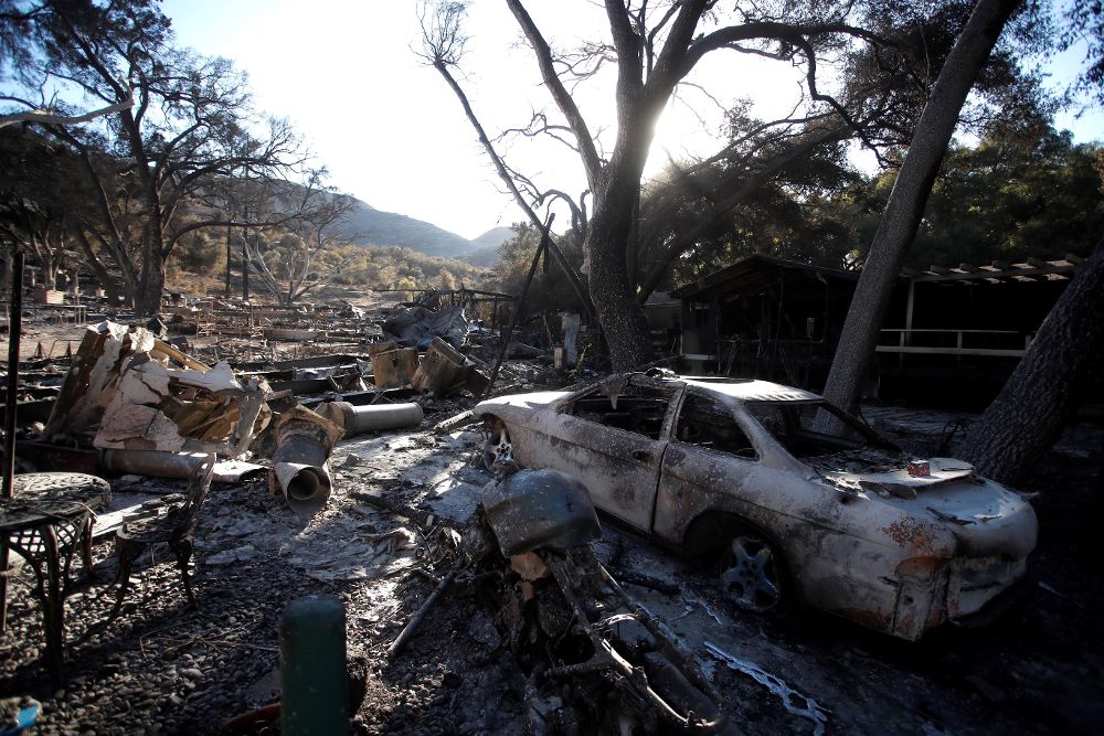 Vista de los estragos después del incendio de Woosley, en Westlake Village, California (EE. UU.). 