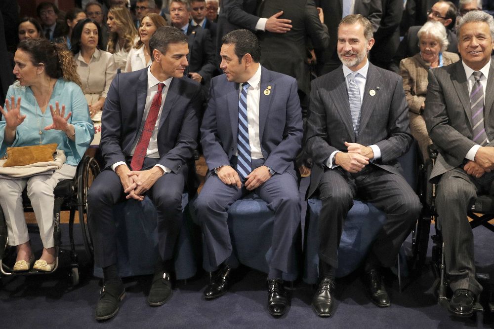 El rey Felipe VI de España (2-d), el presidente de Ecuador, Lenin Moreno (d), el presidente de Guatemala, Jimmy Morales (c), la vicepresidenta de Argentina, Gabriela Michetti (i), y el presidente español, Pedro Sánchez (2-d).