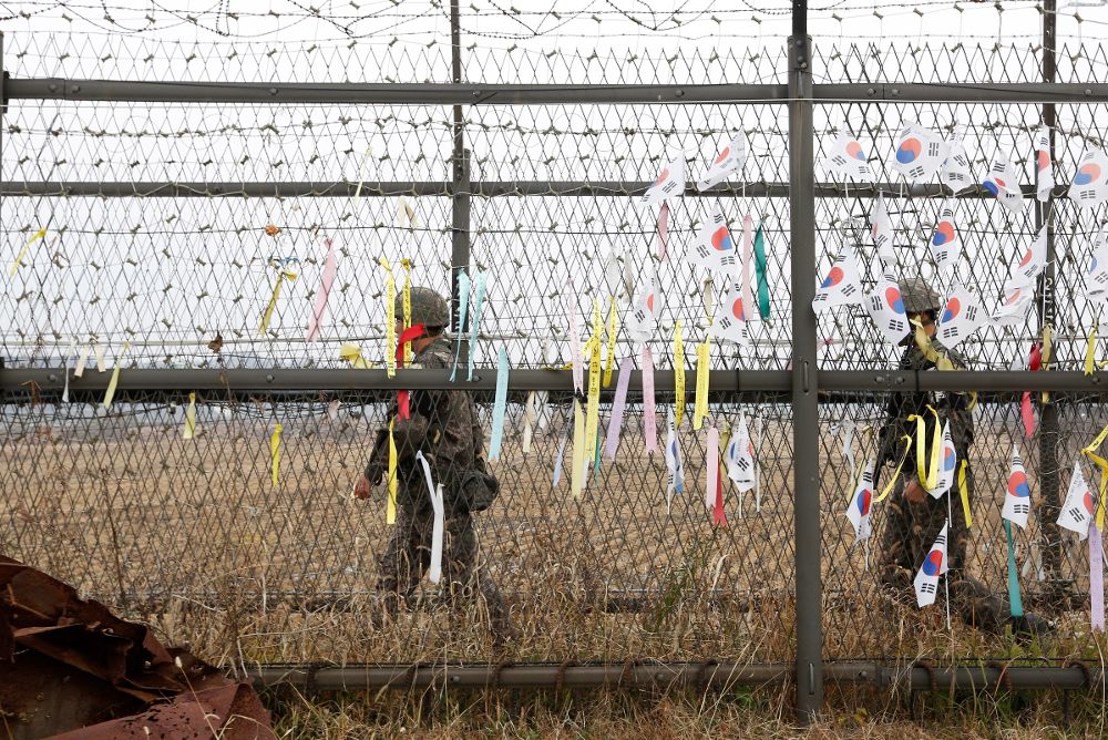 2018.- Soldados surcoreanos montan guardia cerca de la Zona Desmilitarizada en Paju (Corea del Sur) hoy, 16 de noviembre de 2018.