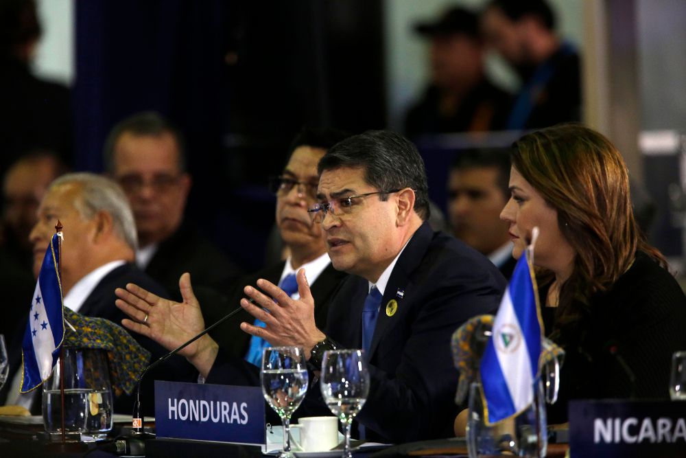 El presidente de Honduras, Juan Orlando Hernández, pronuncia su discurso en la sesión plenaria de jefes de estado en la XXVI Cumbre Iberoamericana.