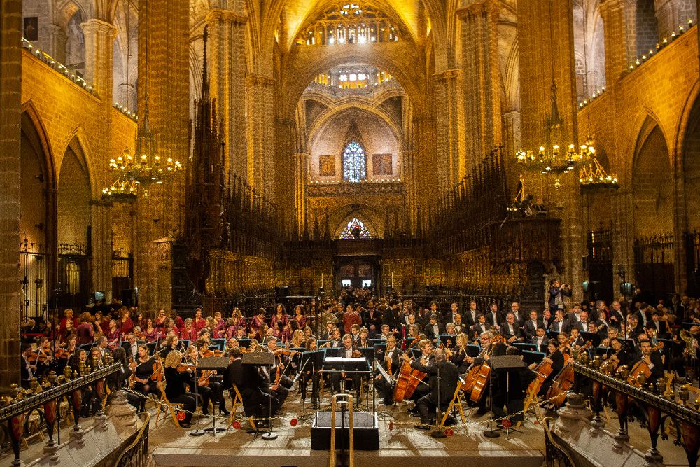Plano general de la celebración de la misa funeral en recuerdo a Montserrat Caballé en la catedral de Barcelona.