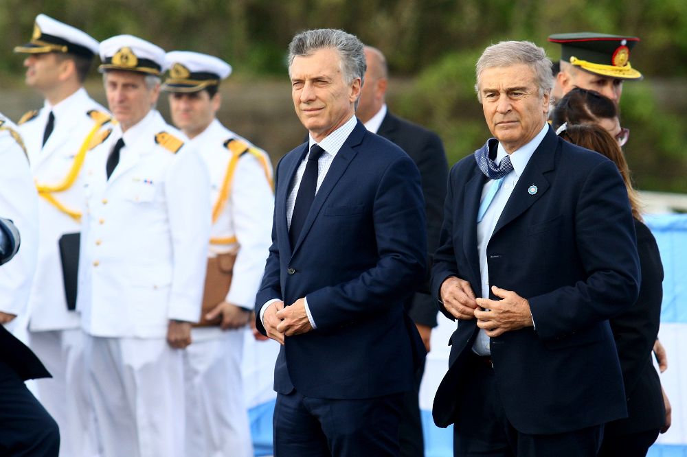 El presidente de Argentina Mauricio Macri (c) y el ministro de Defensa Oscar Aguad asisten al homenaje al cumplirse un año de la desaparición del submarino.