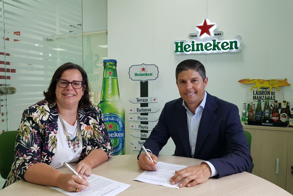 Virginia Ladislao y Pablo Pais firman el acuerdo para impulsar la formación de profesionales de cocina y sala.