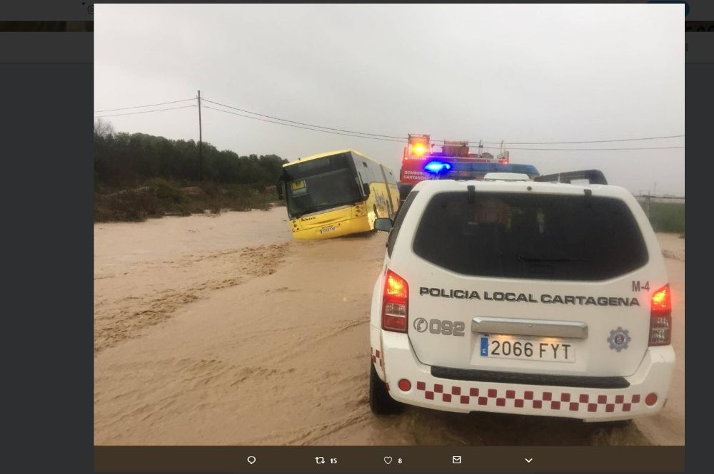 Imagen del autobús bloqueado en las inundaciones.
