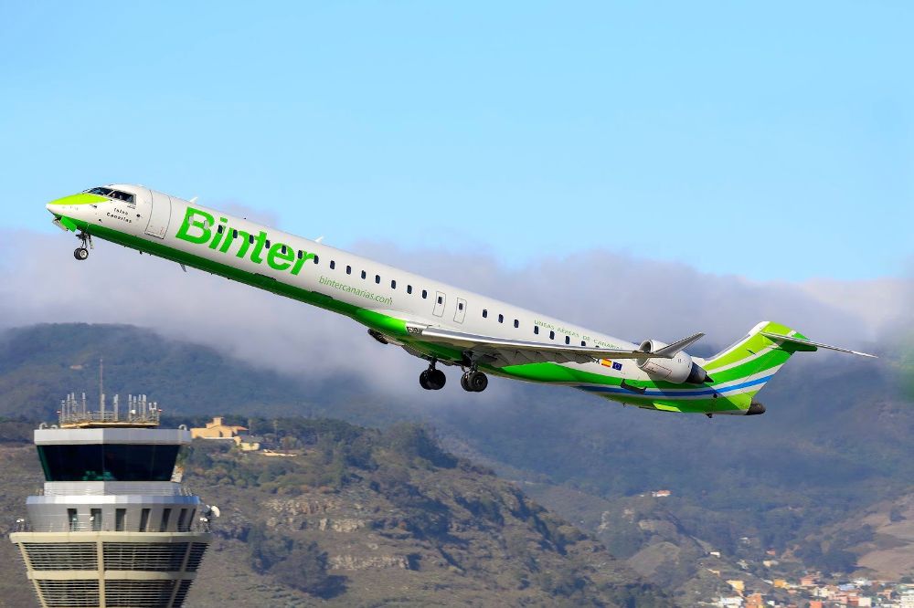 Un avión de Binter despegando desde Los Rodeos.