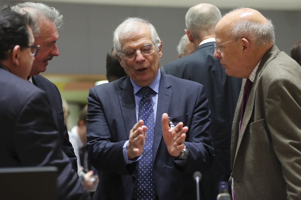 El ministro español de Asuntos Exteriores, Josep Borrell (c), conversa con sus homólogos luxemburgués, Jean Asselborn (2-izq), y portugués, Augusto Santos Silva, a su llegada al Consejo de Asuntos Generales de la Unión Europea.