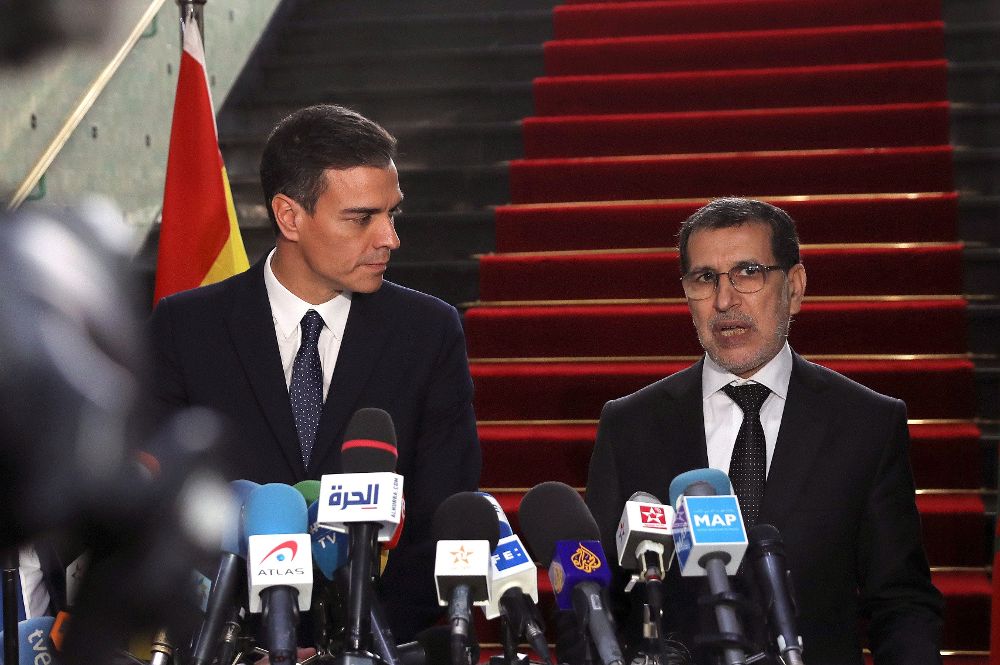 Pedro Sánchez y el primer ministro marroquí, Saadedín Al Othmani (d), durante la rueda de prensa conjunta.
