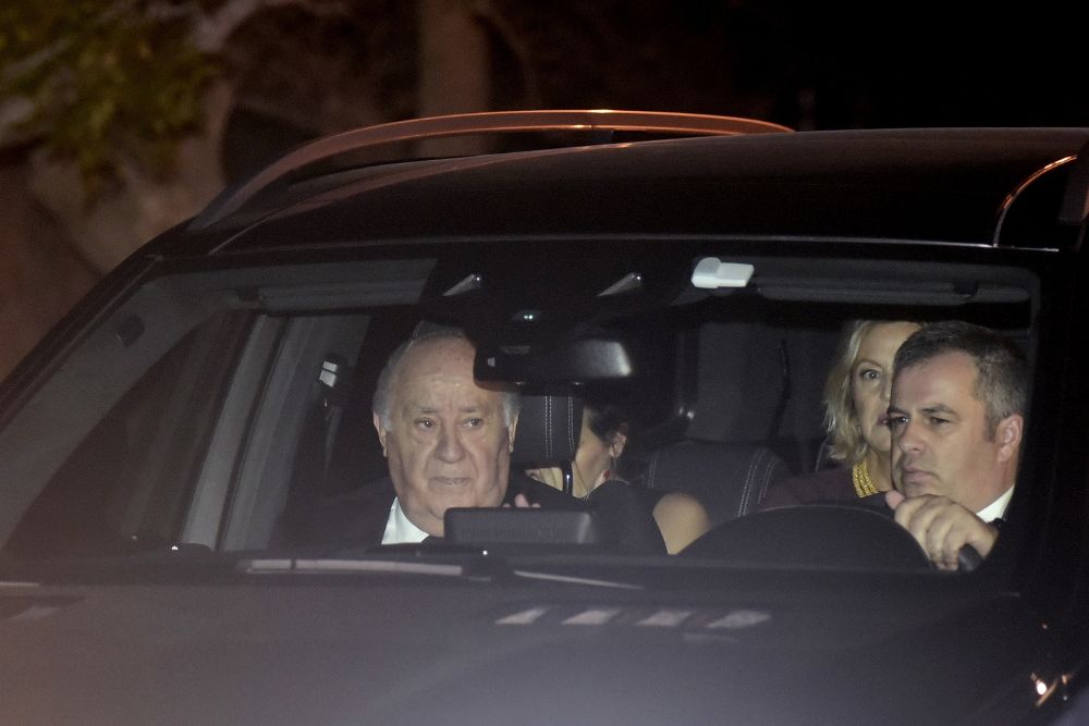 Amancio Ortega (i) a su llegada al banquete nupcial tras la boda de su hija Marta Ortega.