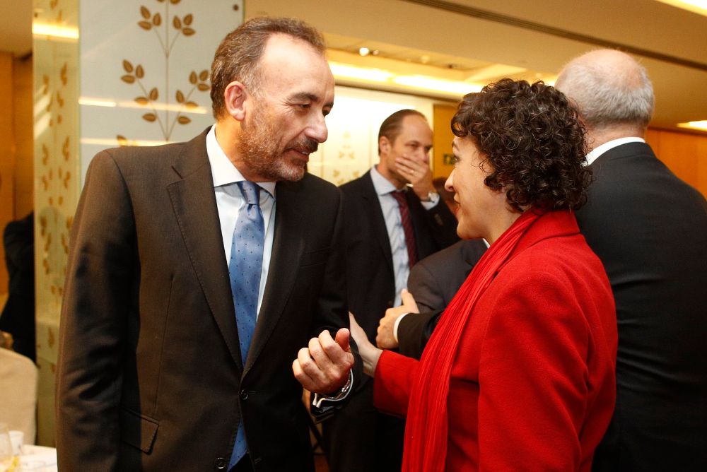 anuel Marchena (I) con la ministra de Trabajo, Magdalena Valerio.