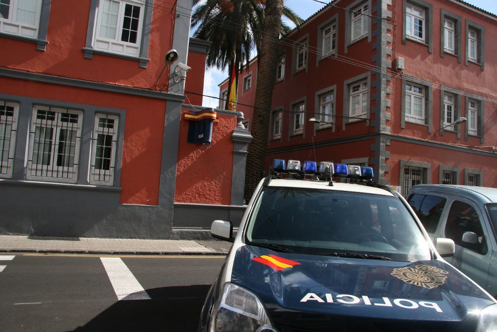 Una patrulla de la comisaría de la Policía Nacional de La Laguna (en la imagen) localizó a los adolescentes.