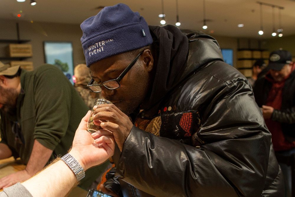 Un cliente huele una selección de marihuana de uso medicinal en Leicester, Massachusetts (Estados Unidos).