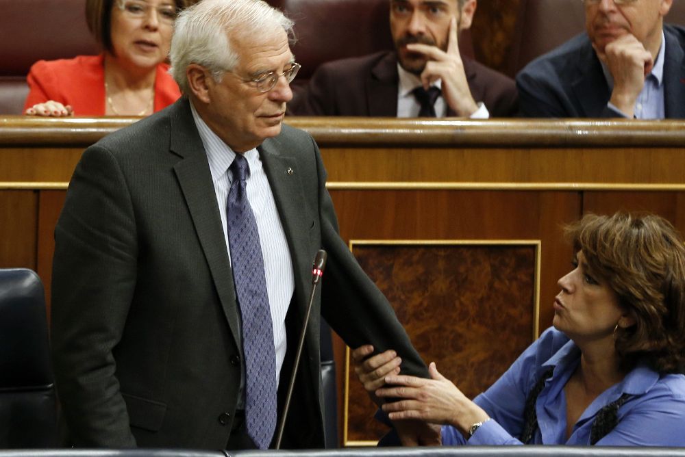Josep Borrell y la ministra de Justicia, Dolores Delgado, durante la sesión de control.