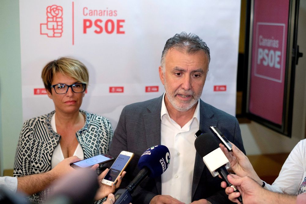 El secretario general del PSOE de Canarias, Ángel Víctor Torres, y la vicesecretaria de Acción Social, Elena Máñez.