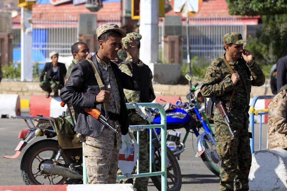 Varios miembros de las milicias hutíes montan un puesto de control en una calle de Saná (Yemen).