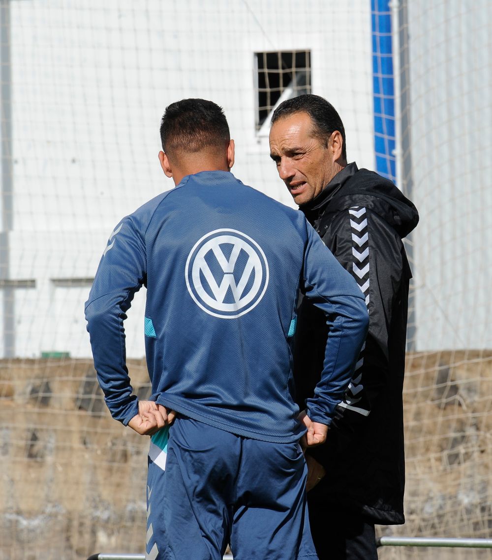 Suso Santana (de espaldas), hablando con el entrenador del Tenerife.