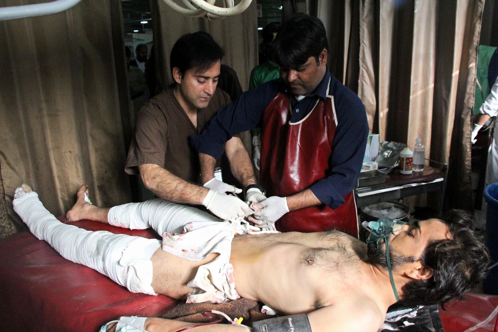 Un hombre herido tras la explosión de una bomba recibe tratamiento médico en un hospital de Peshawar.