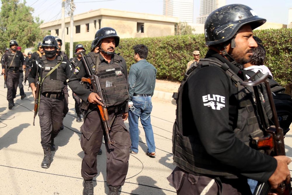 Agentes de seguridad paquistaníes aseguran la zona tras el ataque perpetrado contra el consulado de China en Karachi.