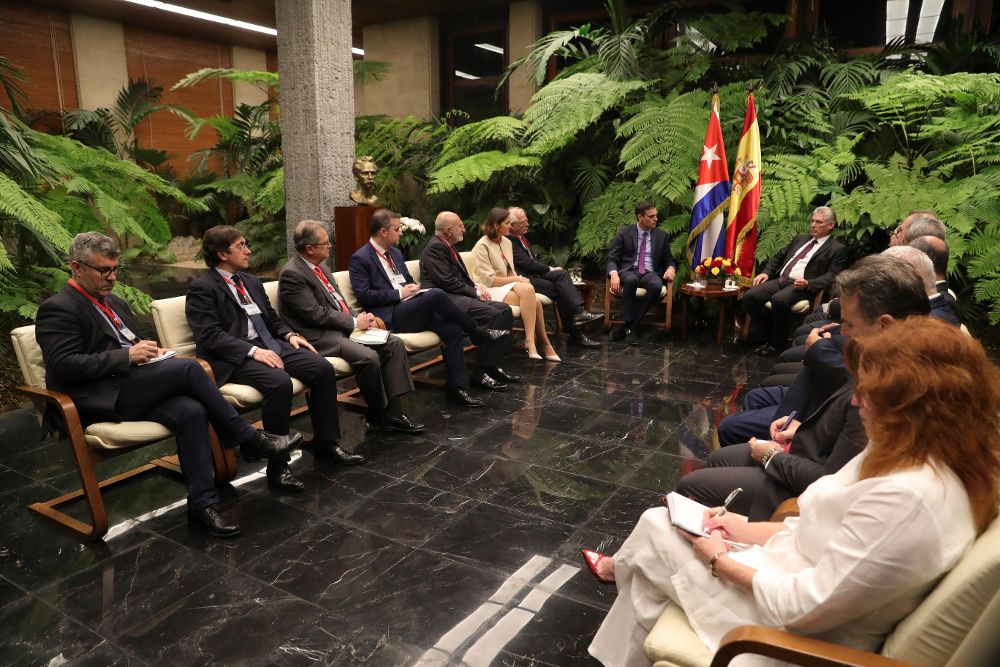 El presidente cubano Miguel Díaz-Canel (c-d), el presidente del Gobierno español, Pedro Sánchez (c-i), y sus respectivas delegaciones durante la reunión bilateral celebrada hoy en el Palacio de la Revolución, en La Habana.