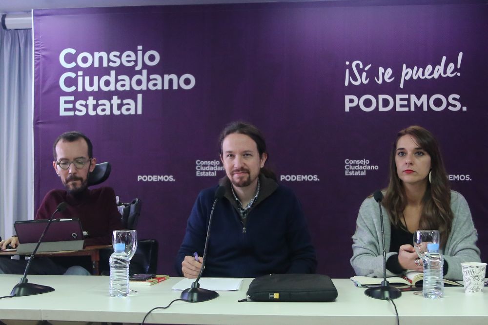 Pablo Echenique, Pablo Iglesias y la diputada por Cádiz y portavoz de Podemos Noelia Vera en rueda de prensa. 