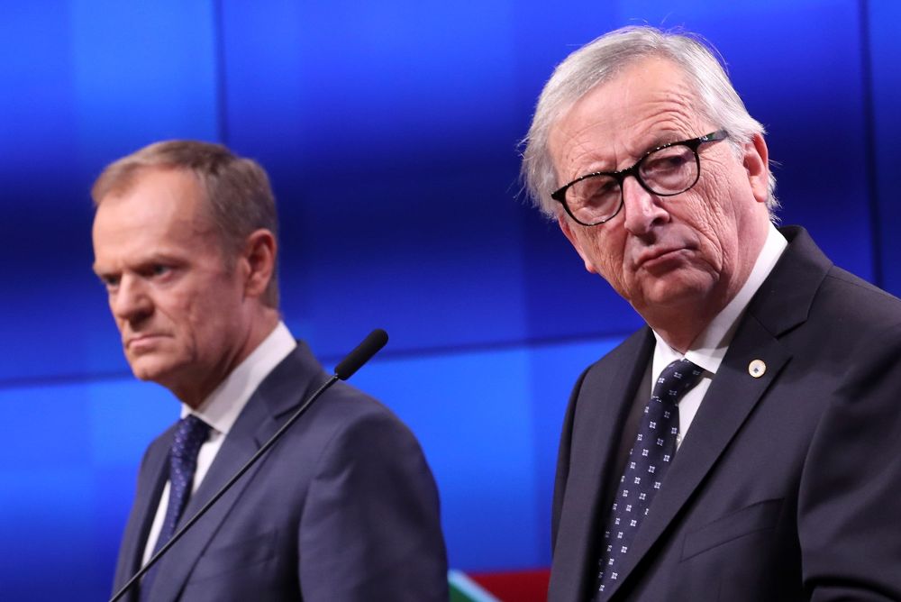 Jean-Claude Juncker (d) y Donald Tusk.