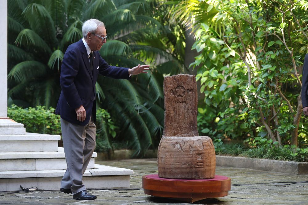 El historiador cubano Eusebio Leal junto a la "silla de Maceo".