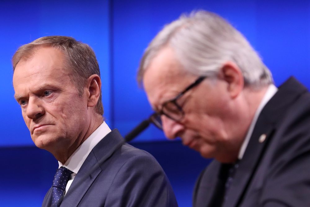 El presidente de la Comisión Europea, Jean-Claude Juncker (d), y el del Consejo Europeo, Donald Tusk.
