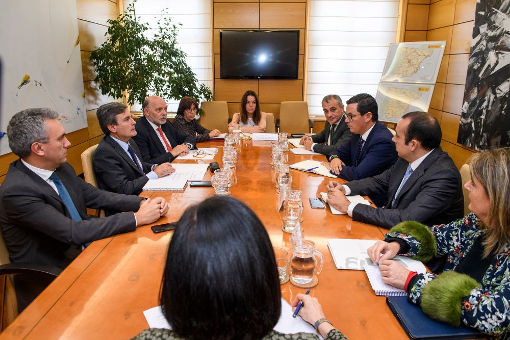 Reunión del consejero de Obras Públicas (3º derecha) en Madrid con los representantes del Ministerio de Fomento el viernes.
