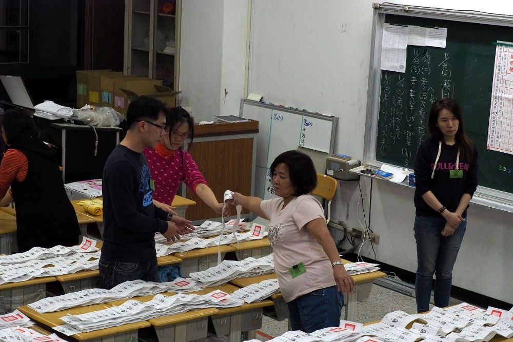 Colegio electoral en Taipei a primera hora de las votaciones.