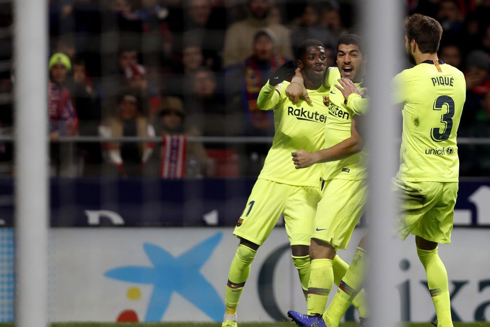El delantero del FC Barcelona Dembelé (i) celebra con Luis Suárez (c) y Piqué tras marcar ante el Atlético de Madrid.