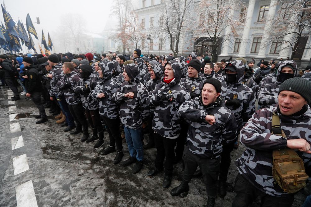 Nacionalistas ucranianos participan en una manifestación en la que demandan romper las relaciones diplomáticas con Rusia.