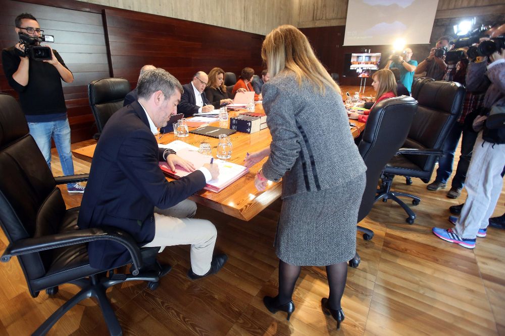 El presidente de Canarias, Fernando Clavijo (i), firma unos documentos antes de comenzar la reunión semanal del Consejo de Gobierno. 