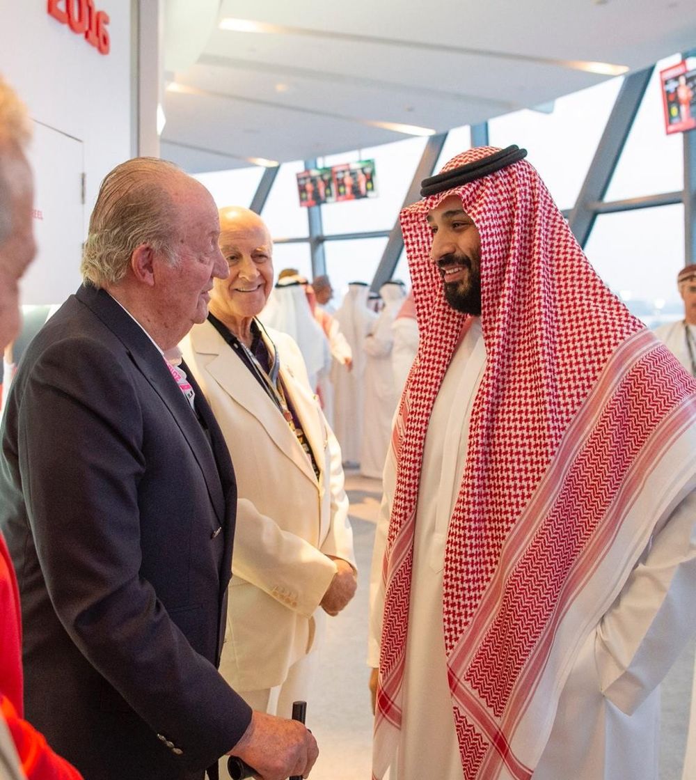 Momento en que el rey Juan Carlos y el príncipe heredero de Arabía Saudí, Mohamed bin Salman, se encuentran en el ciurcuito donde se disputó el GP de Abu Dhabi de fórmula 1.