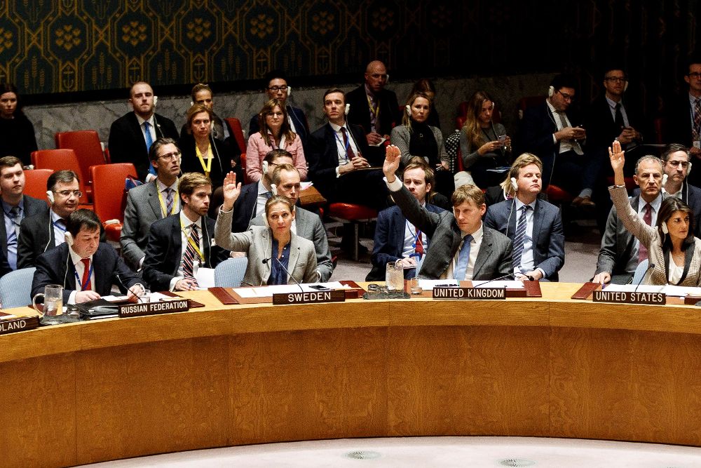 El embajador adjunto de Rusia ante la ONU, Dmitry Polyanskiy, escucha mientras la embajadora adjunta de Suecia ante la ONU, el embajador británico y la embajadora estadounidense votan una solución de emergencia ante el conflicto ruso-ucraniano.