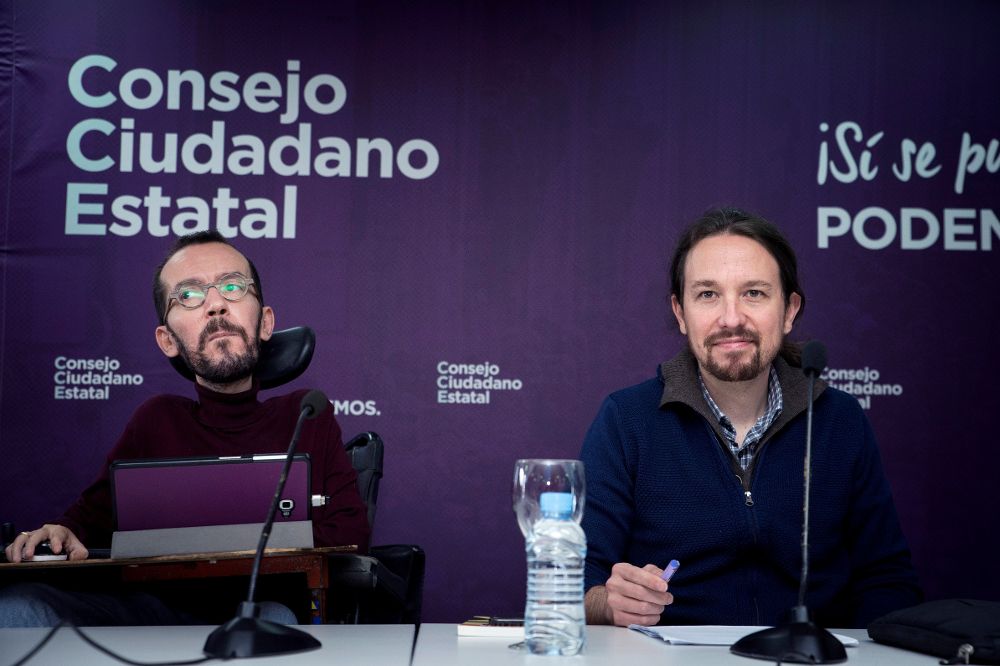 El secretario general de Podemos, Pablo Iglesias (d), junto al secretario de Organización, Pablo Echenique, durante la reunión de urgencia del Consejo Ciudadano Estatal del partido.
