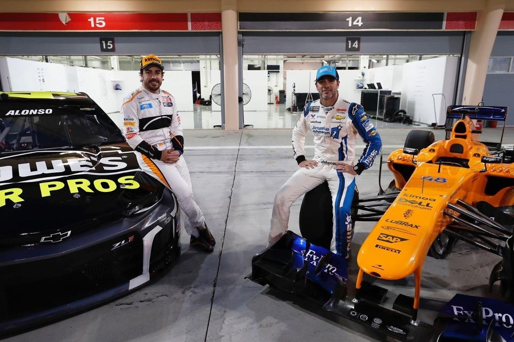 Fernando Alonso Jimmie Johnson intercambian sus coches.