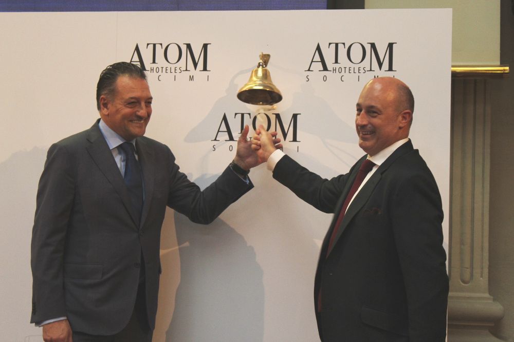 Eduardo Ozaita (Bankinter) y Víctor Martí, presidente de GMA, durante el debut en Bolsa de Atom Hoteles Socimi.