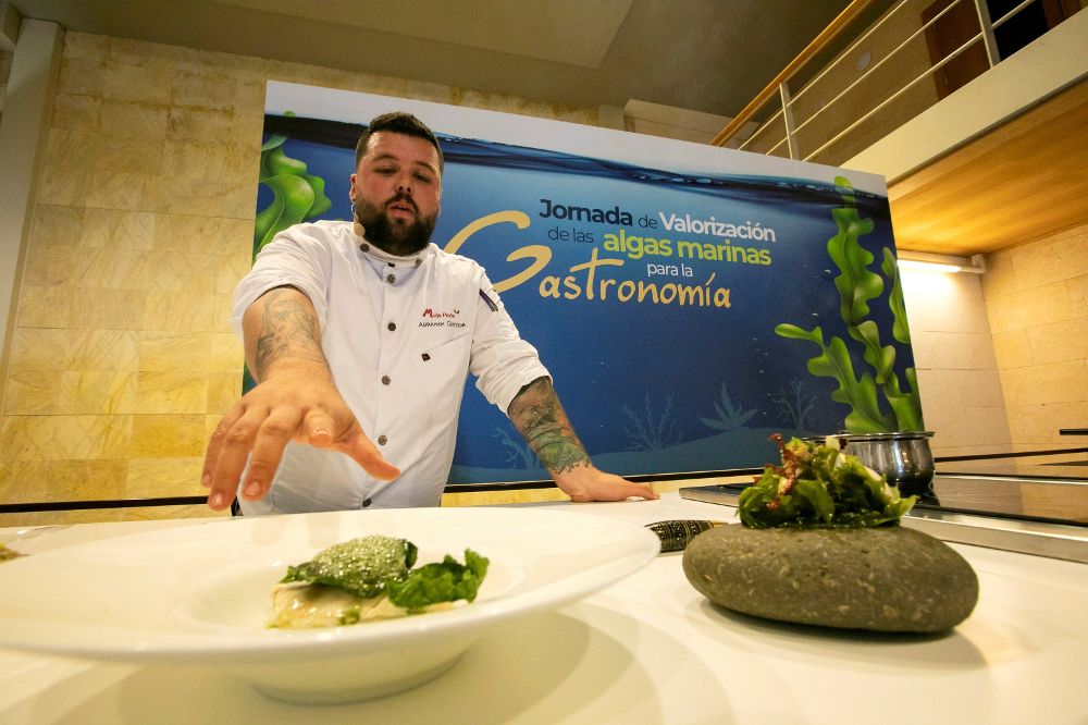 El chef Abraham Ortega, cocinero del restaurante El Santo, cocina con algas durante la Jornada de "Valorización de las algas marinas para la gastronomía".