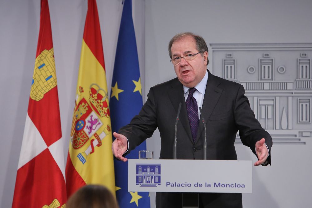 El presidente de Castilla y León, Juan Vicente Herrera, en la Moncloa, tras la reunión con Pedro Sánchez.