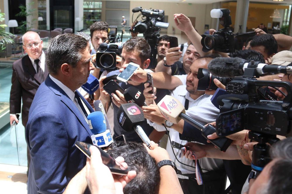 El presidente de Boca Juniors, Daniel Angelic, responde a las preguntas de la prensa luego de una reunión privada hoy, en la sede de la Conmebol, en Luque (Paraguay).