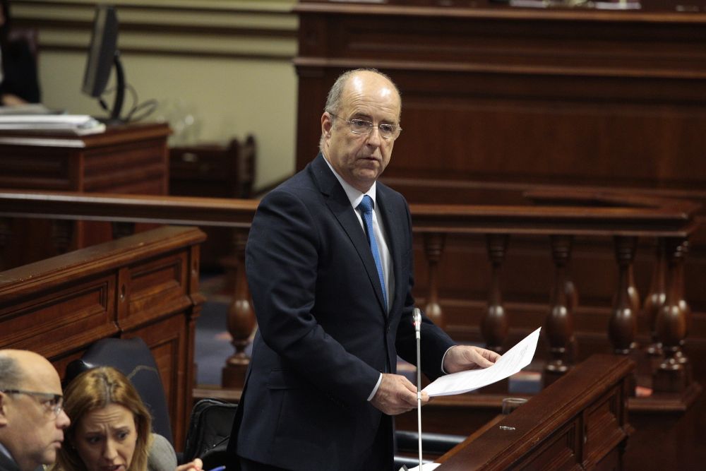 Pedro Ortega, consejero responsable del área donde se ha cometido el error, responde hoy en el Parlamento.