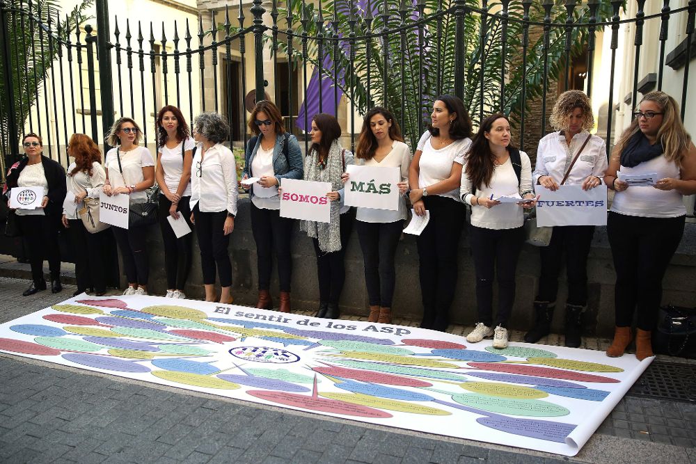El colectivo de Opositores y Profesores de Canarias-OPCAN reivindica sus derechos en un acto fuera de la sede del Parlamento de Canarias. 