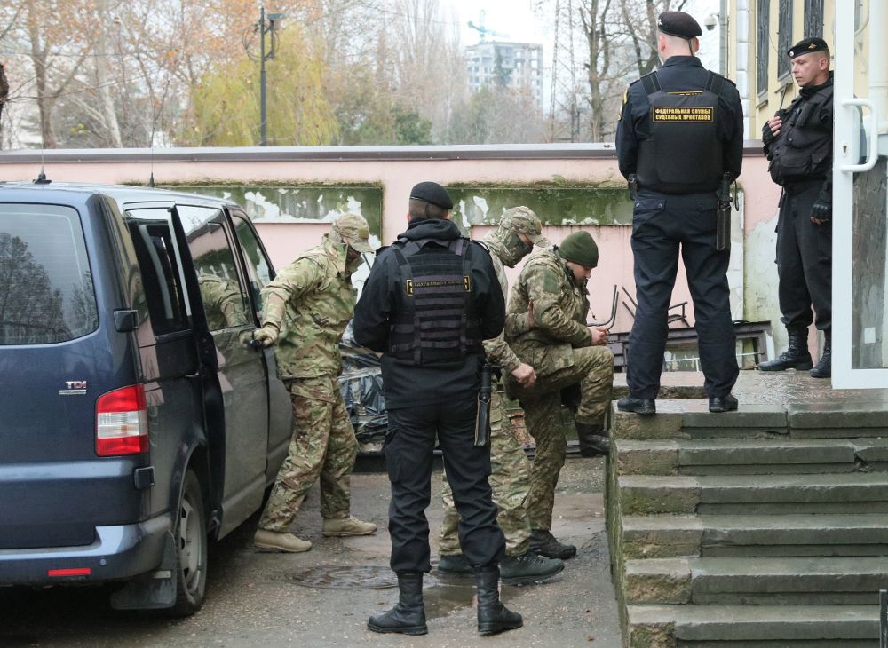 Varios oficiales de la Armada ucraniana llegan escoltados a un tribunal en Simferopol, Crimea hoy, 27 de noviembre.