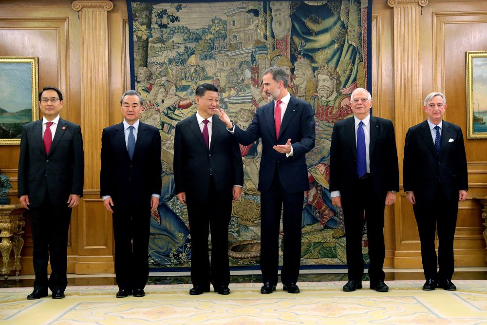 El rey Felipe recibe al presidente de China, Xi Jinping (3i), esta tarde en el Palacio de la Zarzuela, un acto al que ha asistido el ministro de Exteriores, Josep Borrell (2d), entre otros. 