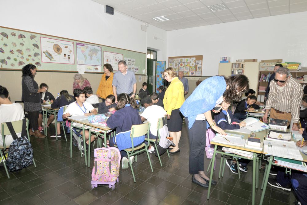 Los profesores europeos estuvieron un rato en el aula con alumnos de sexto del CEIP Salamanca.