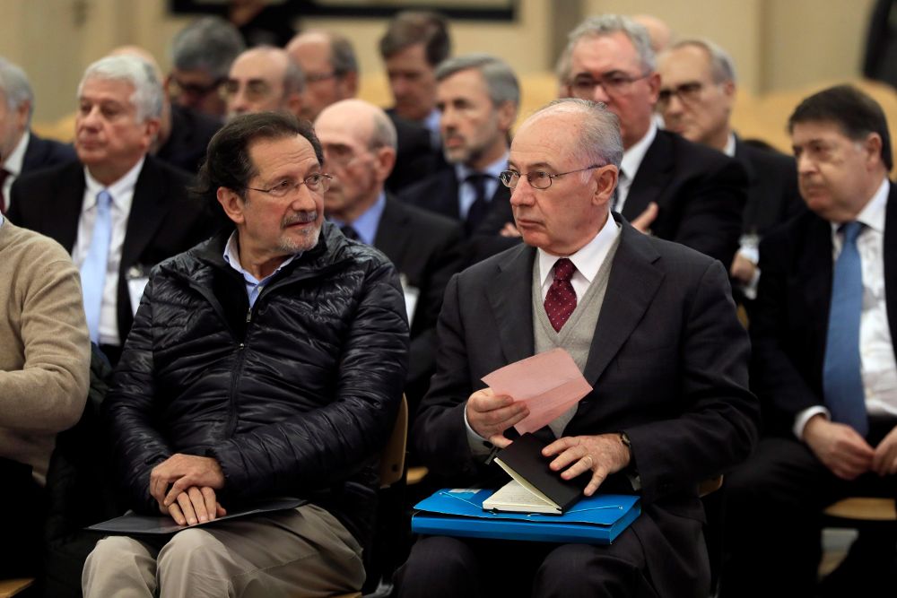 El expresidente de Bankia Rodrigo Rato (derecha) junto al exconsejero de Caja Madrid José Antonio Moral Santín (a su derecha), durante la primera sesión del juicio.