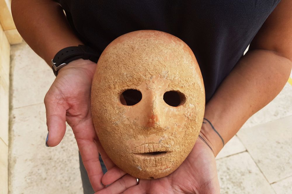 Fotogafía facilitada por la Autoridad de Antigüedades de Israel que muestra la máscara hallada.
