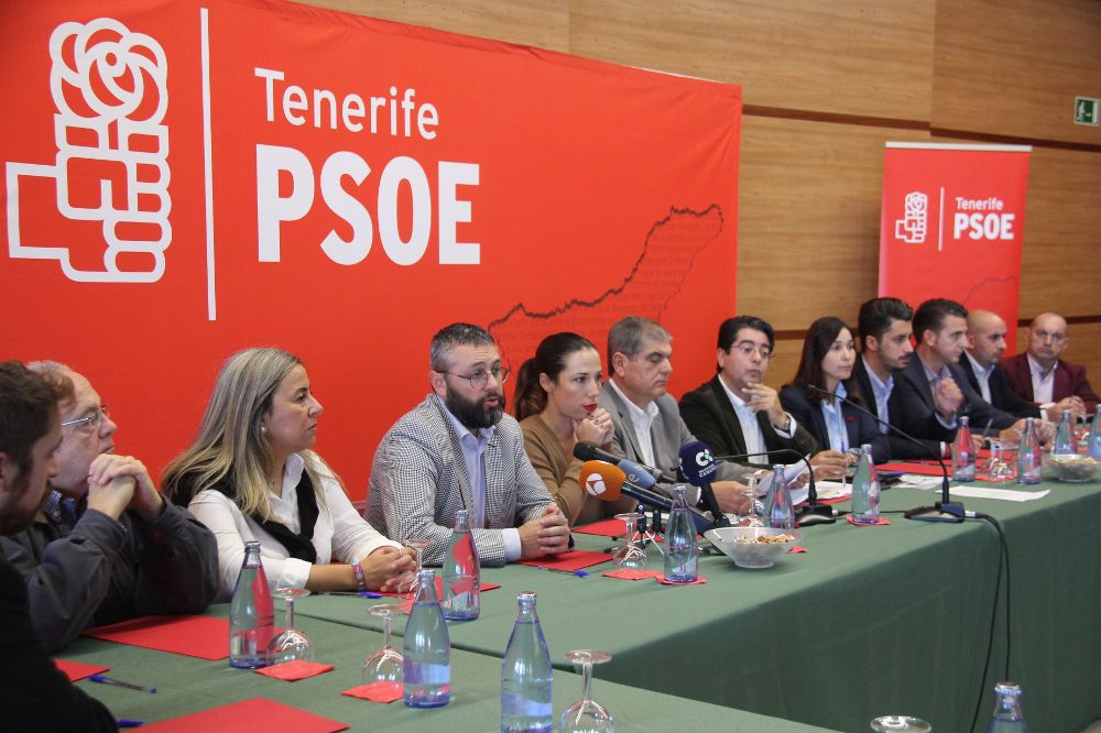 Rueda de prensa del PSOE de Tenerife, con su candidato a la Presidencia del Cabildo, Pedro Martín (6º iz), al frente para hablar del anillo insular.