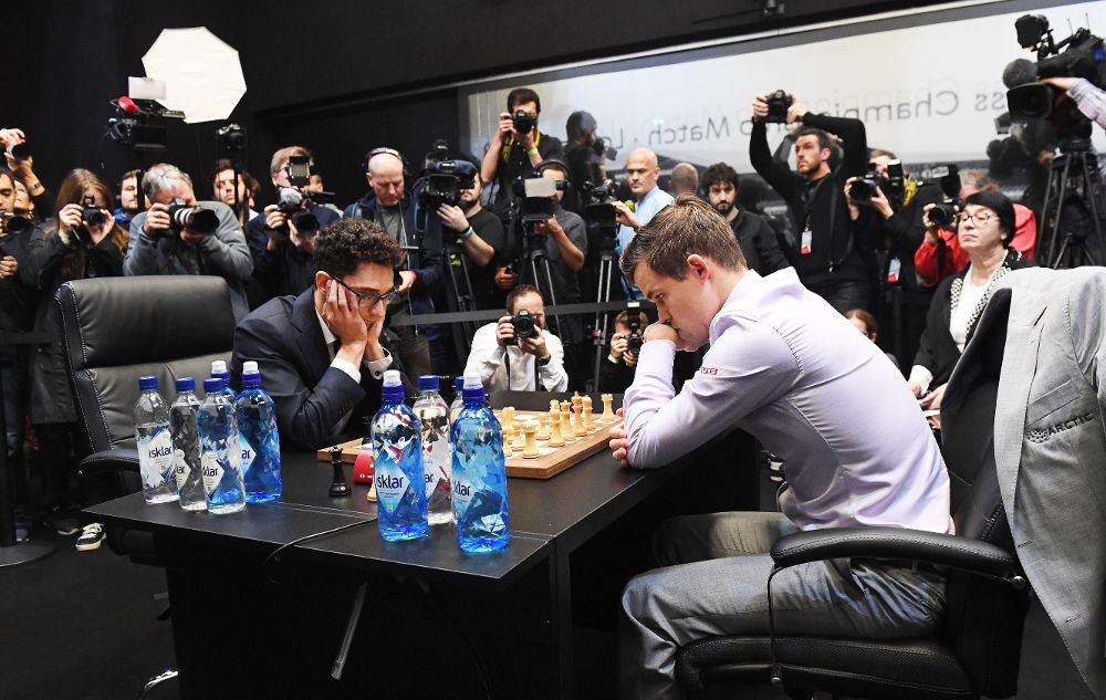 El noruego Magnus Carlsen (d), campeón mundial de ajedrez, y el aspirante al título, el estadounidense Fabiano Caruana, durante la partida del desempate.