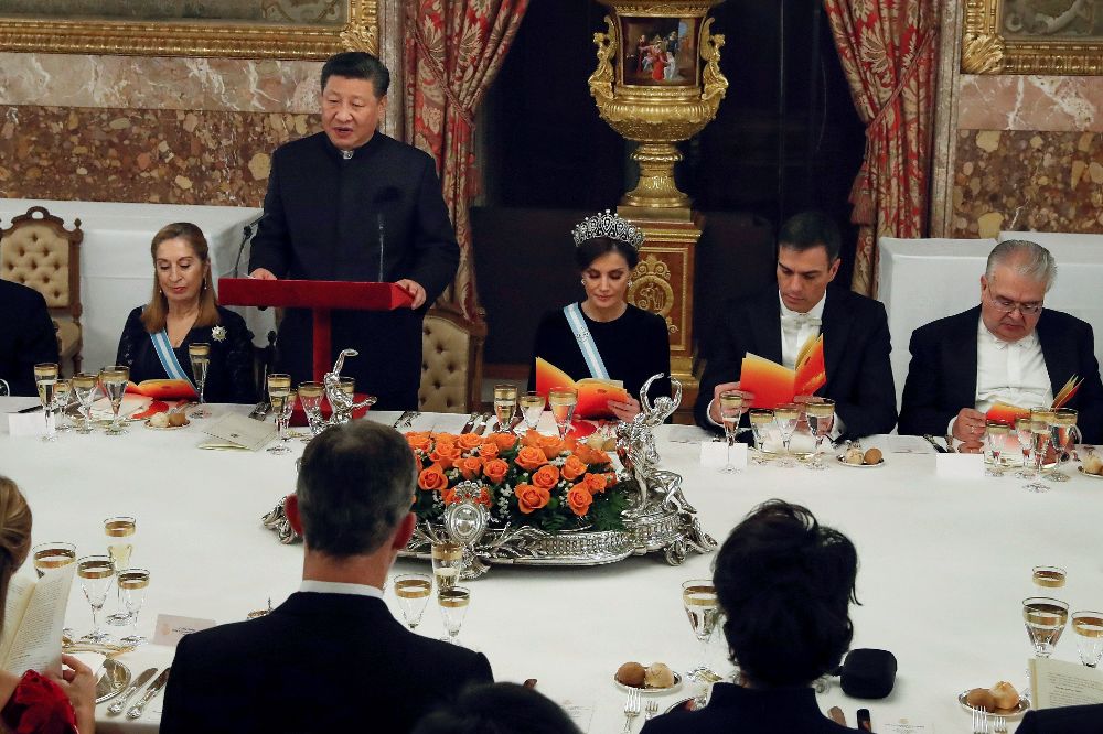 El presidente chino Xi Jinping (2i) pronuncia unas palabras durante la cena de gala que los Reyes de España ofrecen al mandatario chino, esta noche en el Palacio Real.