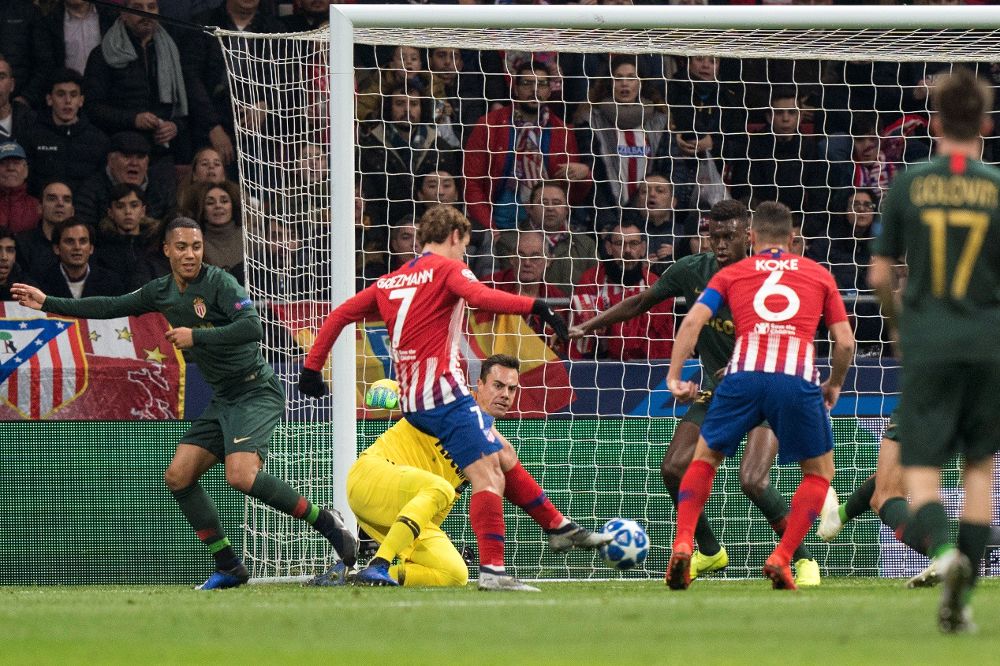 Griezmann (2i) consigue el segundo gol de su equipo ante el Mónaco.